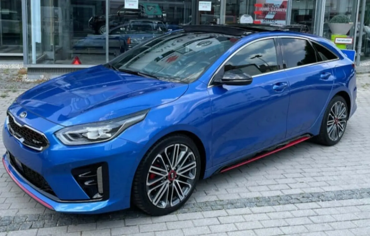 blau glänzendes Auto von Car Arts