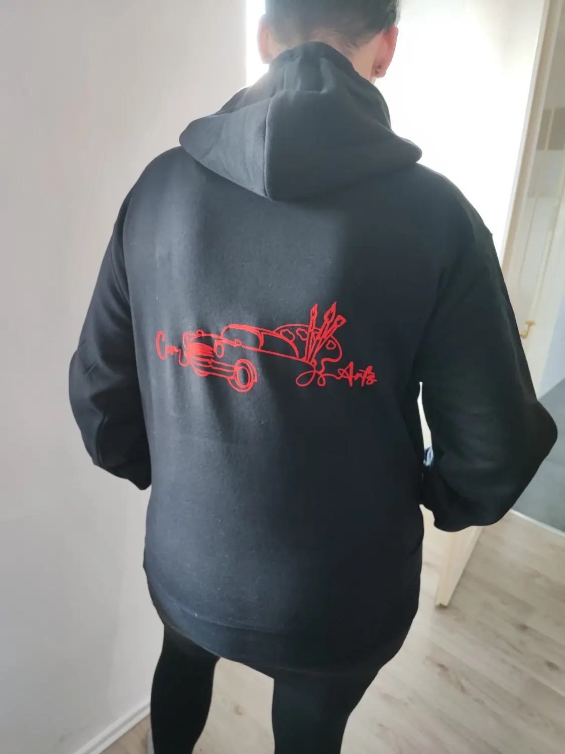 Mann trägt ein T-Shirt mit Car Arts-Logo
